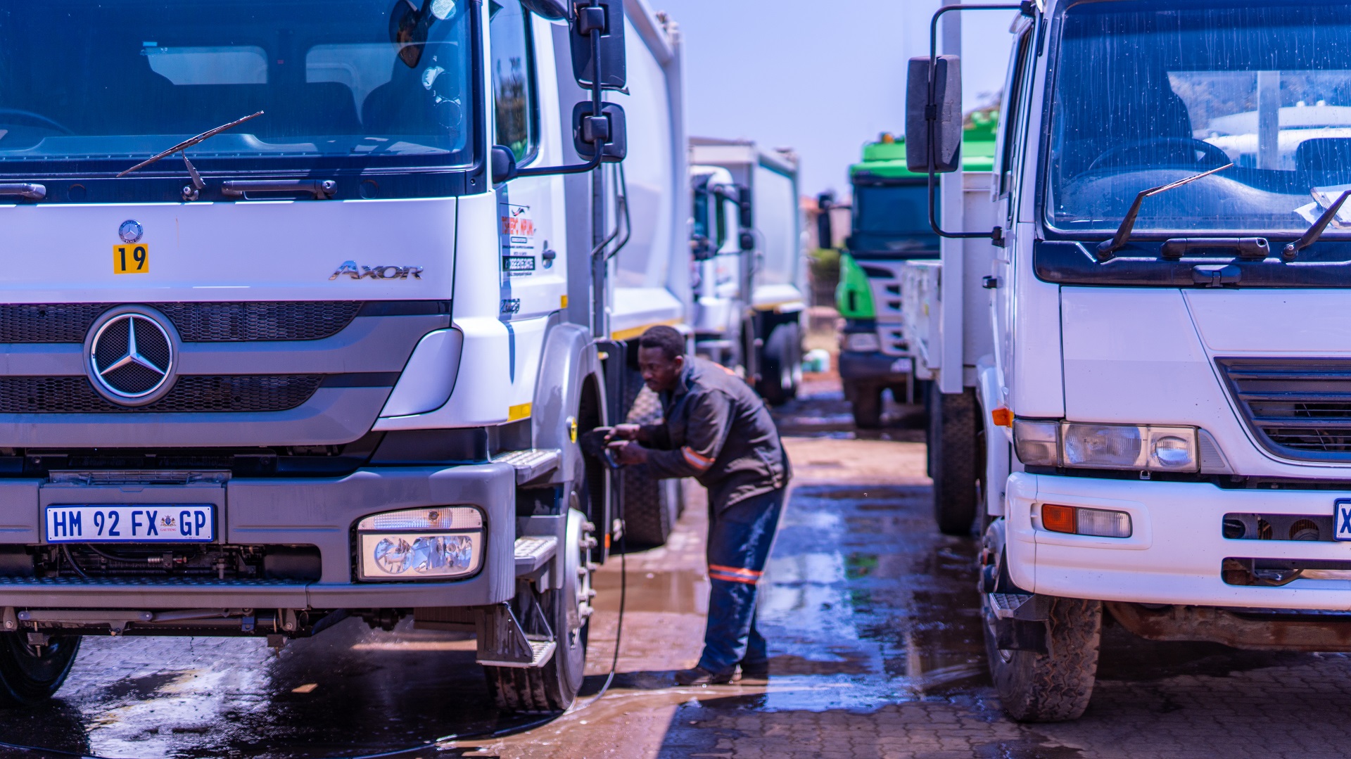 Tshepo Mpumi :: Truck Cleaning